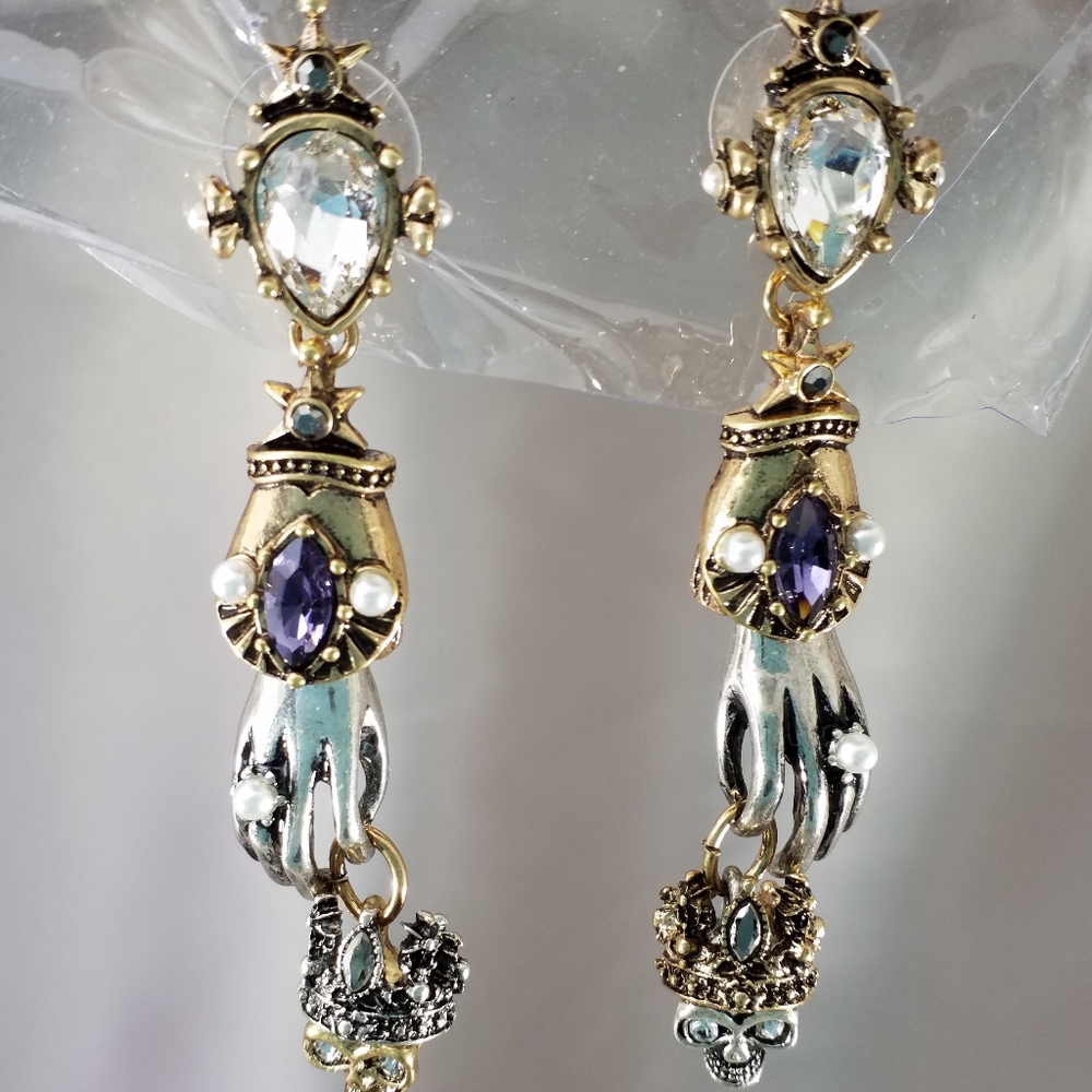 KING & QUEEN SKULLS/SKELETON HANDS EARRINGS